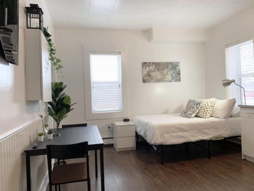 Ένα ή περισσότερα κρεβάτια σε δωμάτιο στο Cozy Bachelor Condo Downtown WiFi & Smart TV