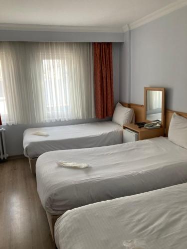 Llit o llits en una habitació de Hotel Ay
