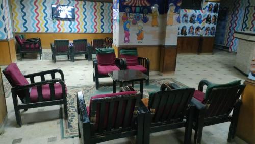 卢克索New mostafa hotel的一组桌椅在等候室里