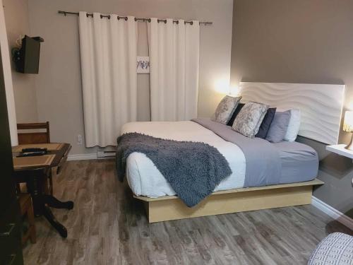 a bedroom with a bed and a desk with a desk at Bed and Breakfast Du Repos in Saint Quentin