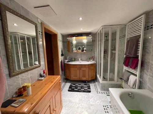 韦登迪Haus Erika的带浴缸和水槽的大浴室