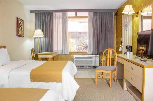 Giường trong phòng chung tại Best Western PLUS Plaza Florida & Tower