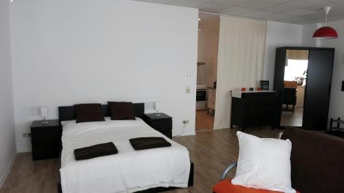 ein Schlafzimmer mit einem Bett und ein Wohnzimmer in der Unterkunft Ferienwohnung Silberstadt in Freiberg