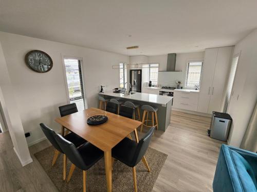 Una cocina o cocineta en Urban Retreat