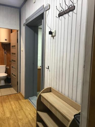 Un baño con banco y inodoro en Ромашка, en Sheshory