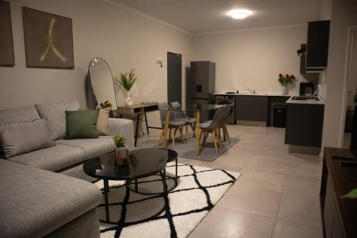 Serene Retreat في ميدراند: غرفة معيشة بها أريكة وطاولة