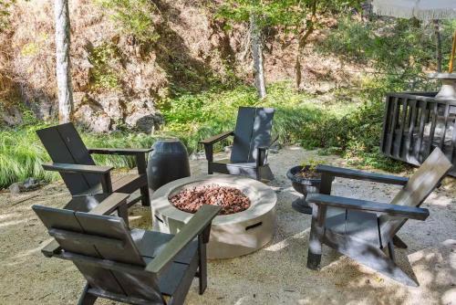 Κήπος έξω από το Modern Organic Home with Backyard Creek near State Park