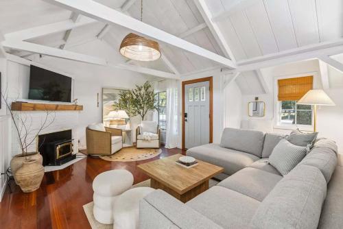 Χώρος καθιστικού στο Modern Organic Home with Backyard Creek near State Park