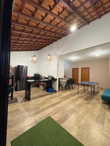 a living room with a ping pong table in a room at Casa Paraty espaçosa próximo ao centro histórico in Paraty