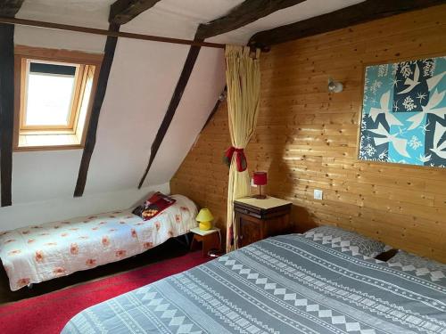 Un dormitorio con dos camas y una ventana. en Maison quercynoise Coeur du causse 4 à 8 pers, en Durbans