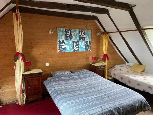 un dormitorio con una cama en una habitación en Maison quercynoise Coeur du causse 4 à 8 pers, en Durbans
