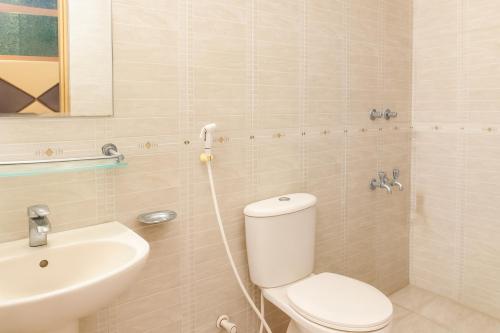 een badkamer met toilet en wastafel bij Baral White Rose Hotel in Dhaka