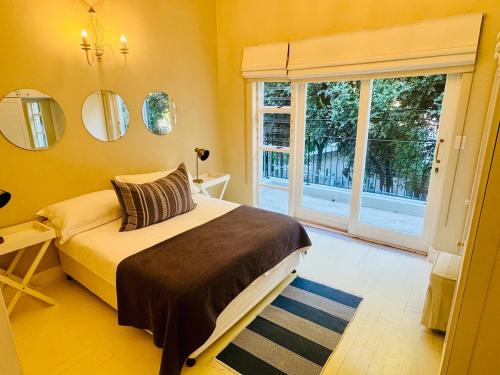 Ένα ή περισσότερα κρεβάτια σε δωμάτιο στο Stunning bungalow just off Robberg