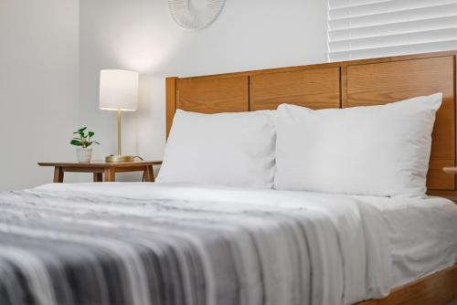 Una cama o camas en una habitación de Dormont Pittsburgh 1B Stylish and Modern 1 Bedroom Apartment, Free Street Parking