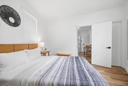 Una cama o camas en una habitación de Dormont Pittsburgh 1B Stylish and Modern 1 Bedroom Apartment, Free Street Parking