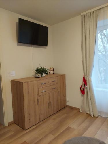 Μια τηλεόραση ή/και κέντρο ψυχαγωγίας στο Sandra