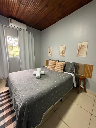 a bedroom with a bed and a window at Cantinho Santiago in Alto Paraíso de Goiás