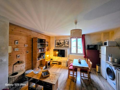 Kuchyň nebo kuchyňský kout v ubytování Le petit coin au bord du lac