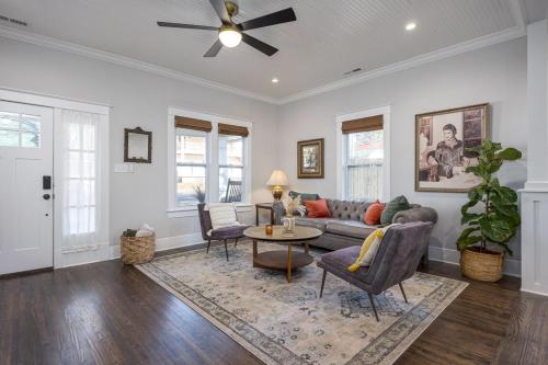 Et opholdsområde på Bungalow in Downtown Dickson