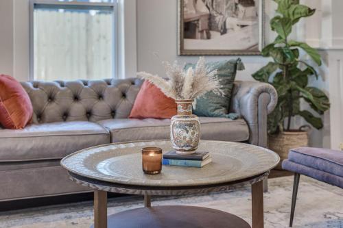 Et opholdsområde på Bungalow in Downtown Dickson