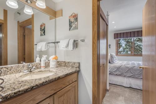 Postel nebo postele na pokoji v ubytování Laurelwood Condominiums 307