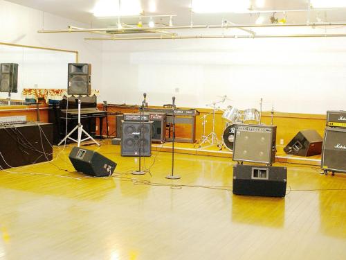 a room with a bunch of equipment on the floor at olive no sato vingh four eyes shodoshima / Vacation STAY 79069 in Kusakabe