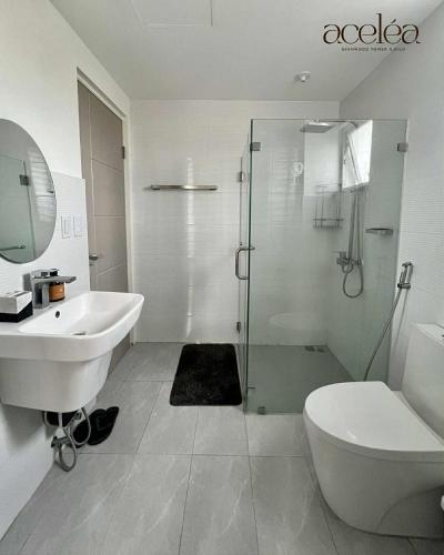 un bagno con doccia, lavandino e WC di Bernwood Tower 2BR-707 a Città di Iloilo