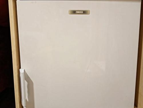 una nevera blanca con un cartel en el costado en City Urban Hotel, en Tirana