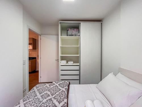 Ένα ή περισσότερα κρεβάτια σε δωμάτιο στο Apartamento Safari de 1 Quarto com Vaga - PRI1401