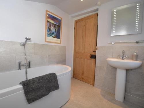 un bagno con lavandino, vasca e WC di 3 Bed in Bridport oc-dc160 a Bridport
