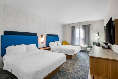 una camera d'albergo con due letti e una TV a schermo piatto di Hampton Inn - Monticello a Monticello
