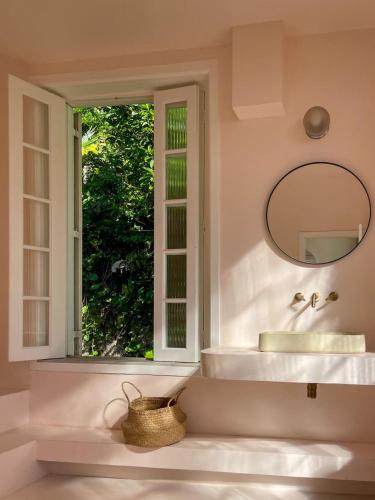 a bathroom with a sink and a mirror at Casa Rocha in Rio de Janeiro
