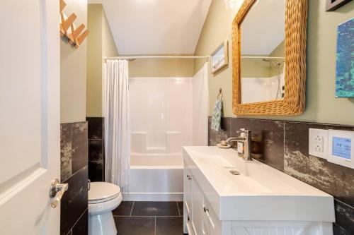 Et badeværelse på The Surf+Sleep