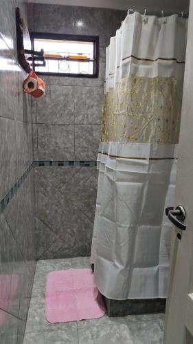 una ducha con cortina de ducha en un baño en Casa vacacional 6 personas, en Santa Teresita