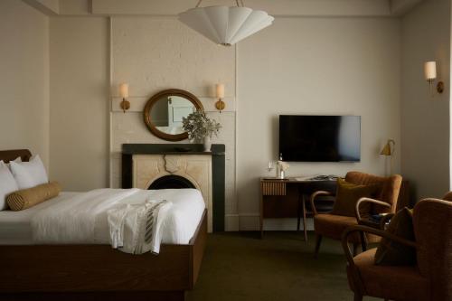 Una cama o camas en una habitación de The Belvedere Hotel & Spa