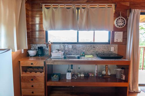 Una cocina o cocineta en Cabina vista al valle Monteverde
