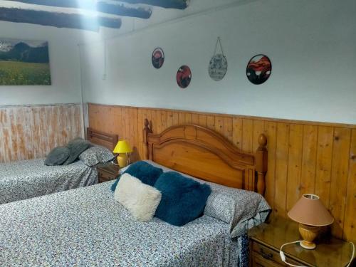 Un dormitorio con dos camas con almohadas azules. en Casa de pueblo García Marquez, en Geldo