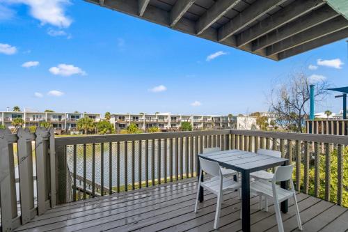 un patio con tavolo e sedie su un ponte di Forever Summer a Oriole Beach