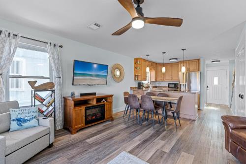 un soggiorno e una cucina con un divano e un tavolo di Forever Summer a Oriole Beach
