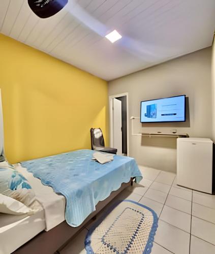 a bedroom with a bed and a flat screen tv at #FInALdeSeMaNaTop em Matinhos a 50m da PrAiA in Matinhos