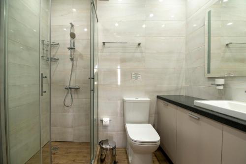 バタクにあるHotel LaCasa Tsigov Charkのシャワー、トイレ、洗面台を備えたバスルーム