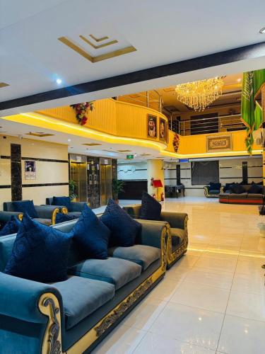 ein Wohnzimmer mit blauen Sofas in der Lobby in der Unterkunft Jazirat Al Balad in Muzdalifah