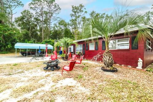 Ảnh trong thư viện ảnh của Little red house with vintage, retro feel to it! ở Ocala