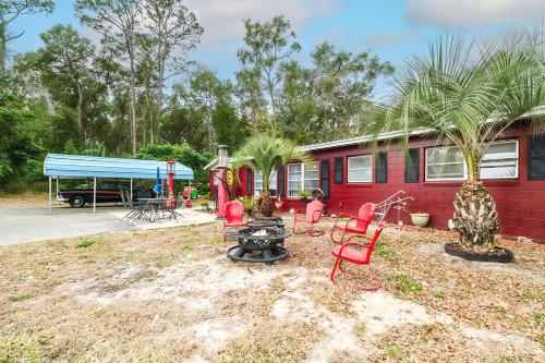 Ảnh trong thư viện ảnh của Little red house with vintage, retro feel to it! ở Ocala