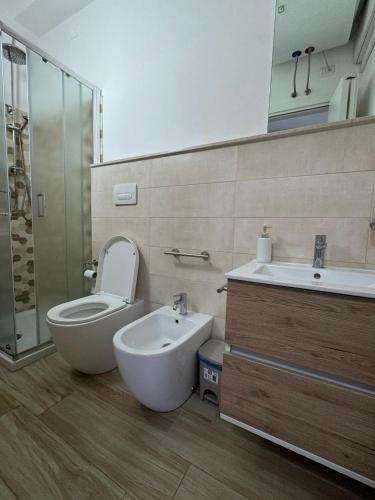 ein Badezimmer mit Toilette und Waschbecken in der Unterkunft Escape in Tropea