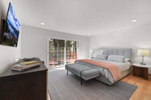 Hot TubSaunaPoolPrivate Beach Tahoe Oasis في Skyland: غرفة نوم بها سرير كبير وتلفزيون