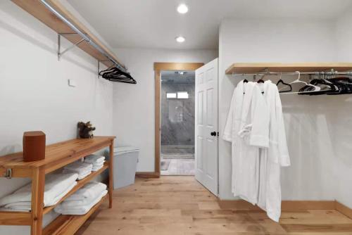 Hot TubSaunaPoolPrivate Beach Tahoe Oasis في Skyland: حمام مع خزانة مع المناشف البيضاء