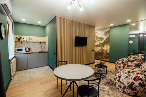 una sala de estar con una mesa y un sofá en Apartment 1 Camera, en Chişinău