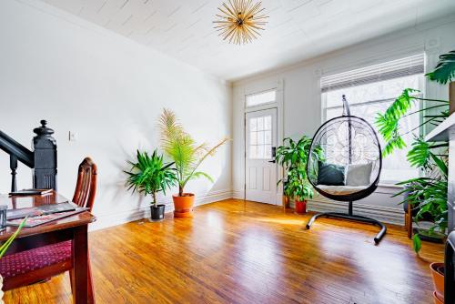 Una oficina con plantas y un escritorio y una silla. en Jungle House Luxury Homes - Columbus Downtown Short North - Steps to Convention Center & Nationwide Arena - Sleeps up to 11 - Free Parking - Over 5,800 Five Stars, en Columbus