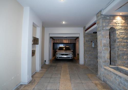 Rooftop Penthouse with City & Mountain Views, Private Parking - Next to the Metro